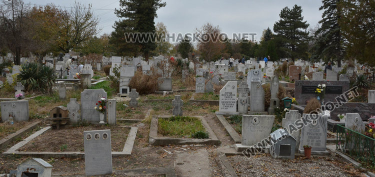 Хасковлии с почит към мъртвите на Архангелова задушница