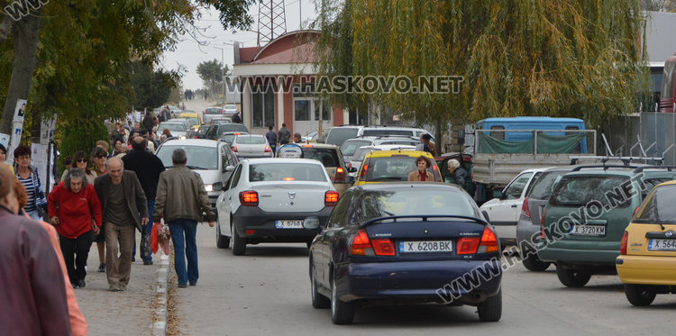 Хасковлии с почит към мъртвите на Архангелова задушница