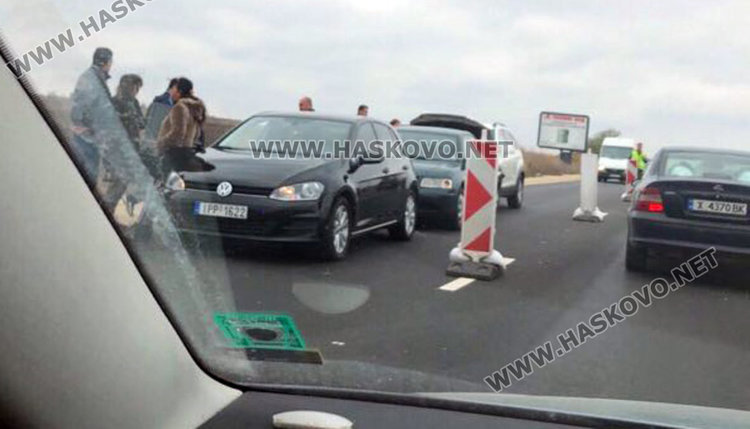 Верижна катастрофа по ремонтиращия се път край Хасково