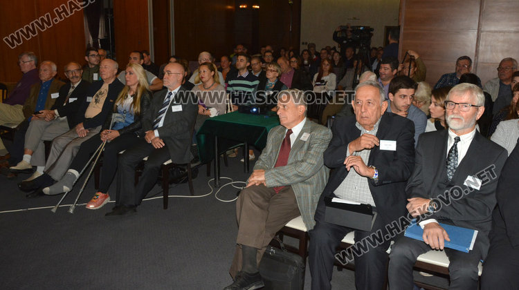 Конференцията за НЛО стартира при пълна зала в Хасково