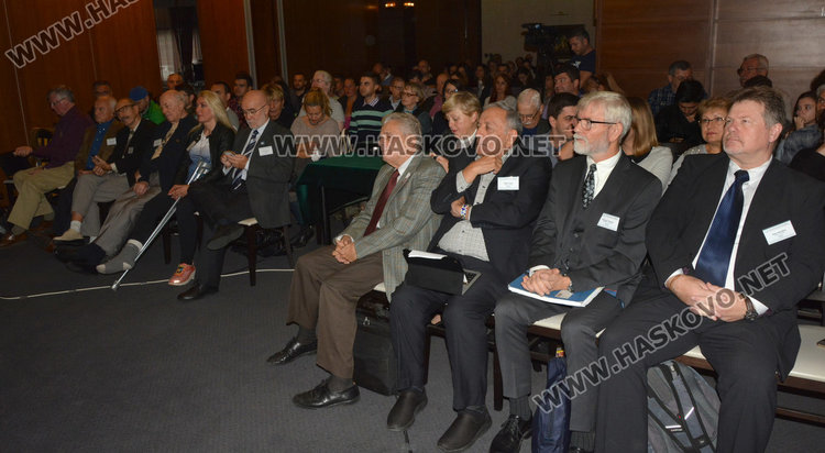 Конференцията за НЛО стартира при пълна зала в Хасково