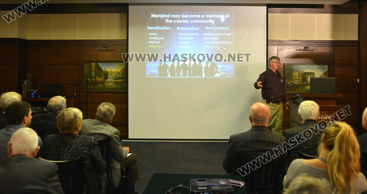 Установен е контакт с извънземна цивилизация, обяви Имън Ансбро