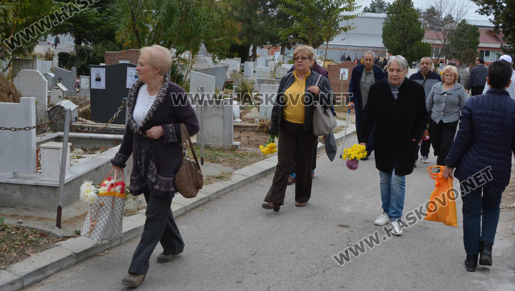 Хасковлии с почит към мъртвите на Архангелова задушница