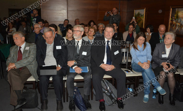 Конференцията за НЛО стартира при пълна зала в Хасково