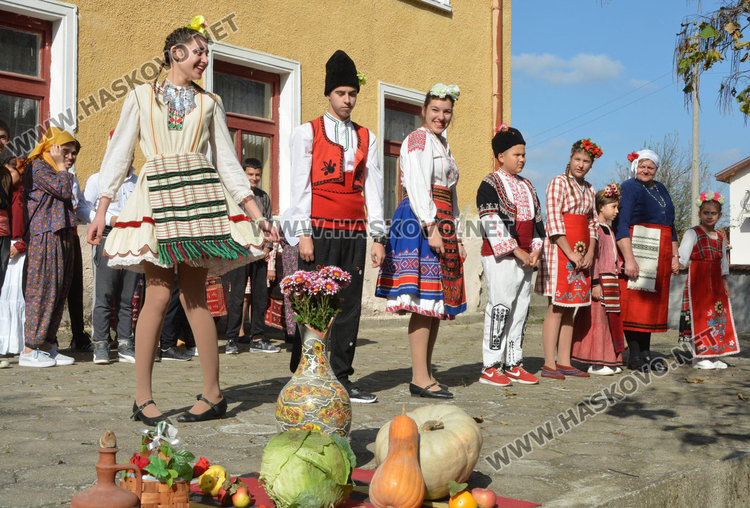 Българи, турци и роми отбелязаха заедно Празника на плодородието във Войводово