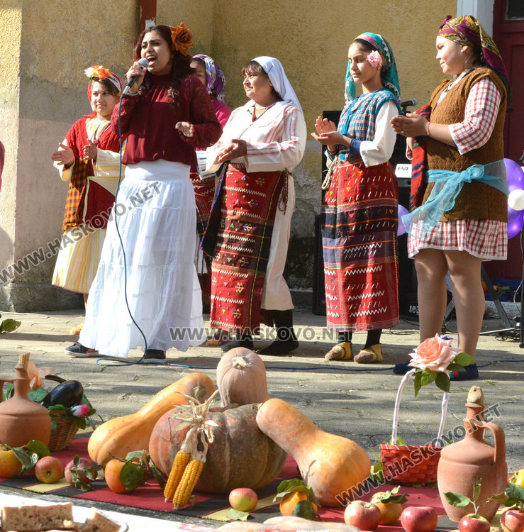 Българи, турци и роми отбелязаха заедно Празника на плодородието във Войводово