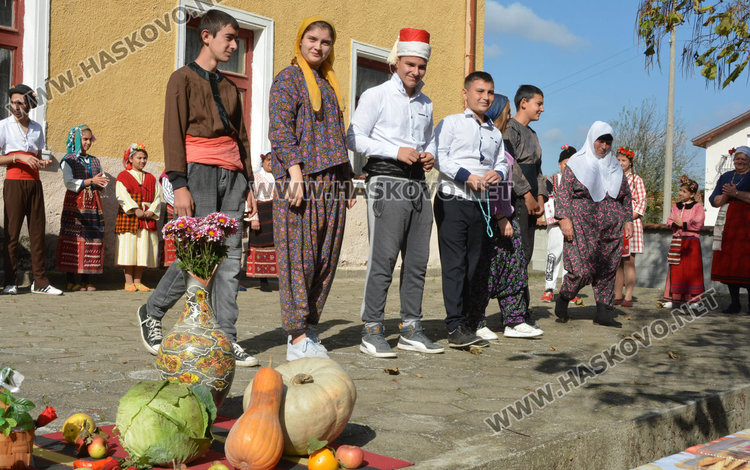 Българи, турци и роми отбелязаха заедно Празника на плодородието във Войводово