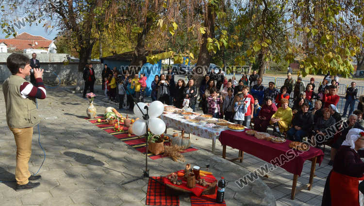 Българи, турци и роми отбелязаха заедно Празника на плодородието във Войводово
