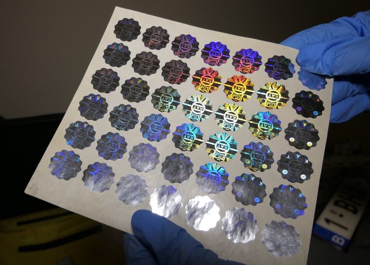 Печатница на фалшиви пари и документи с над 1,350 млн. долара разбита във Варна (видео)