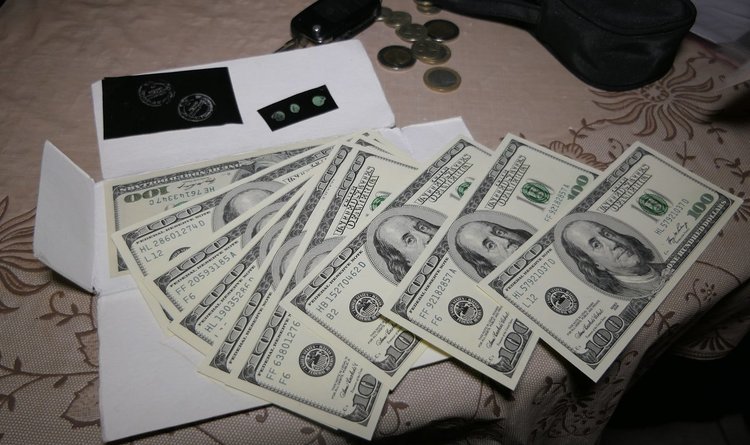 Печатница на фалшиви пари и документи с над 1,350 млн. долара разбита във Варна (видео)