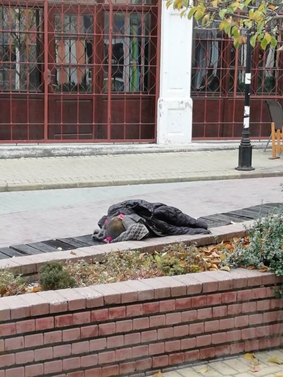 Хасковлийка: Майка оставя детето си да спи на улицата, докато играе комар