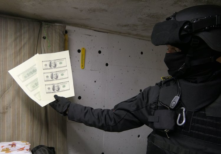 Печатница на фалшиви пари и документи с над 1,350 млн. долара разбита във Варна (видео)