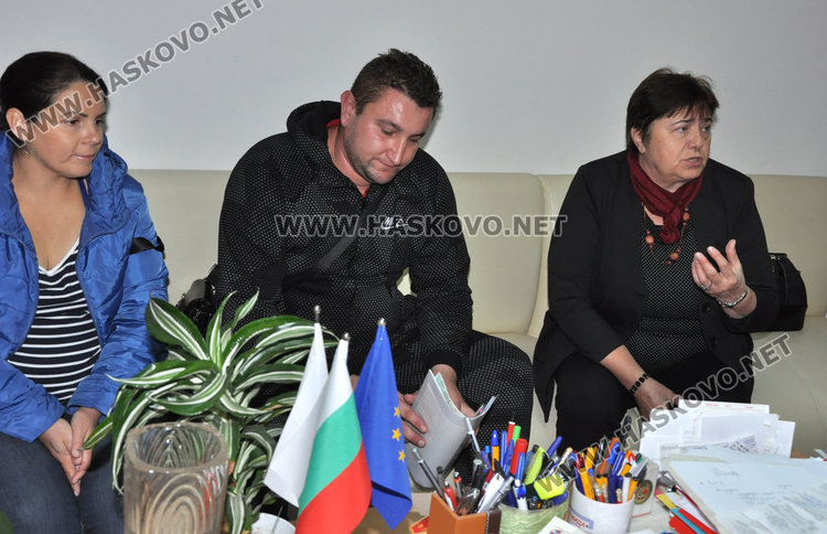 Теодора Делчева (вляво)