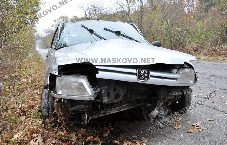 Младо семейство се обърна с Пежо край Хасково