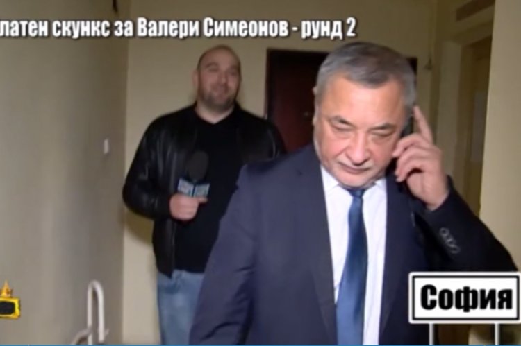 "Господари на ефира" преследваха отново Валери Симеонов със "Златен скункс"
