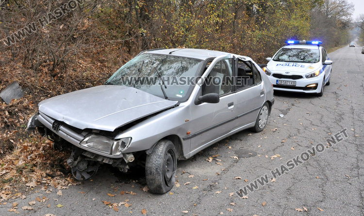 Младо семейство се обърна с Пежо край Хасково