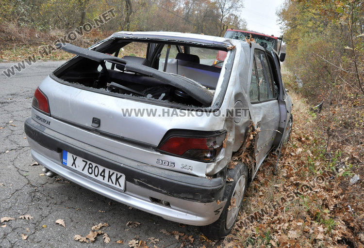 Младо семейство се обърна с Пежо край Хасково