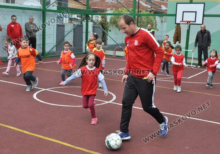 Бащи и деца от градина “Щурче“ в спортна надпревара