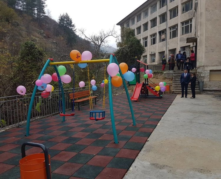 Неделинско село се сдоби с първата си детска площадка