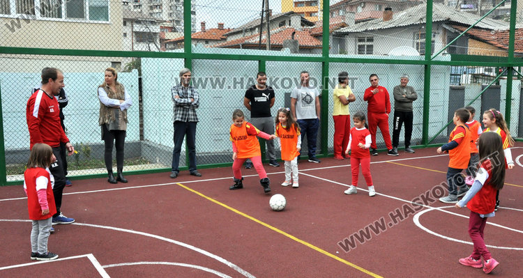 Бащи и деца от градина “Щурче“ в спортна надпревара