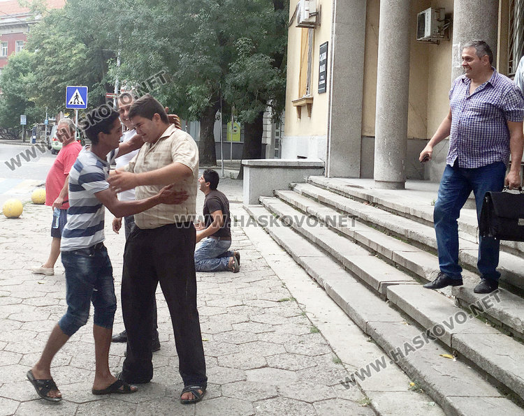 Васил излиза на свобода, родата ликува