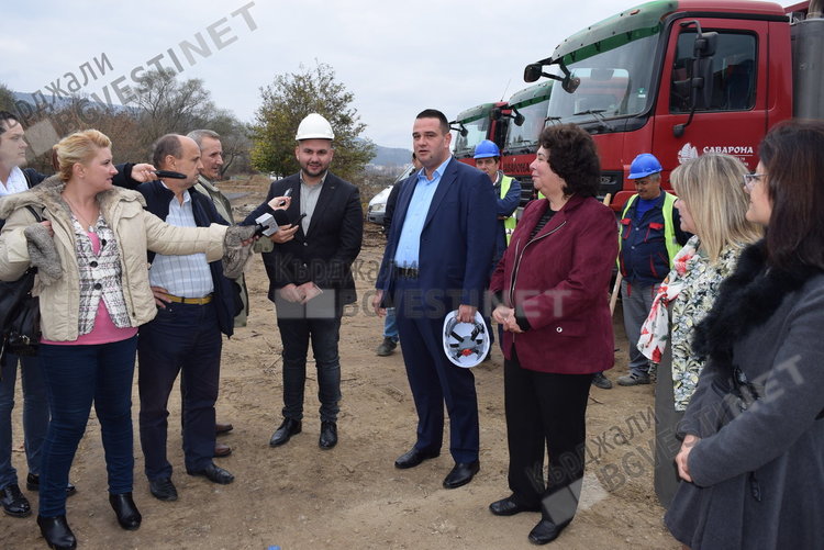 Никола Чанев и Сабихан Мехмед направиха първа копка на възстановяването на дига на Крумовица