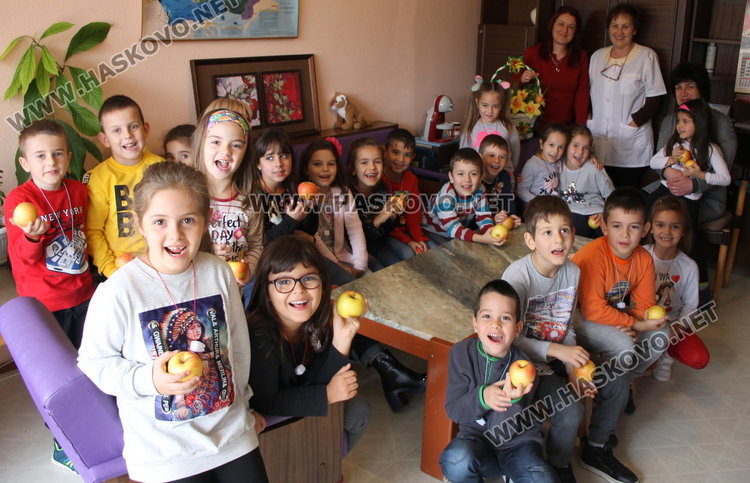 С групово посещение при зъболекар, малчугани получиха подаръци и напътствия за добра устна хигиена