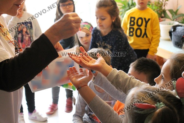 С групово посещение при зъболекар, малчугани получиха подаръци и напътствия за добра устна хигиена