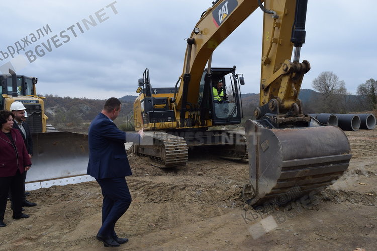 Никола Чанев и Сабихан Мехмед направиха първа копка на възстановяването на дига на Крумовица