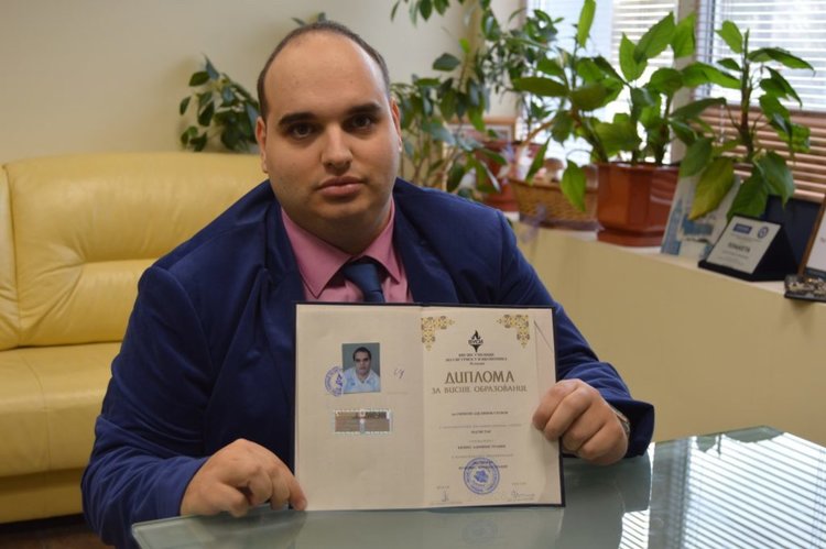 Симеон Узунов от Смолян победи болестта и постигна поредна мечта – да стане висшист