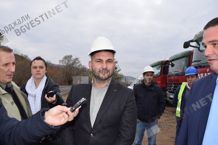 Никола Чанев и Сабихан Мехмед направиха първа копка на възстановяването на дига на Крумовица