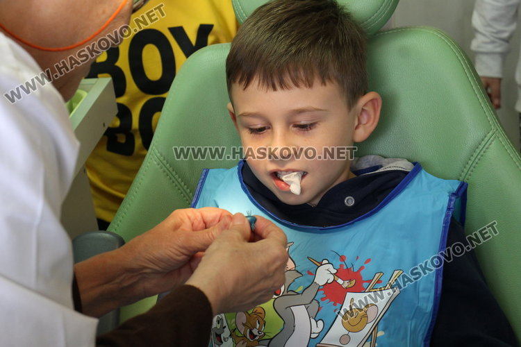 С групово посещение при зъболекар, малчугани получиха подаръци и напътствия за добра устна хигиена
