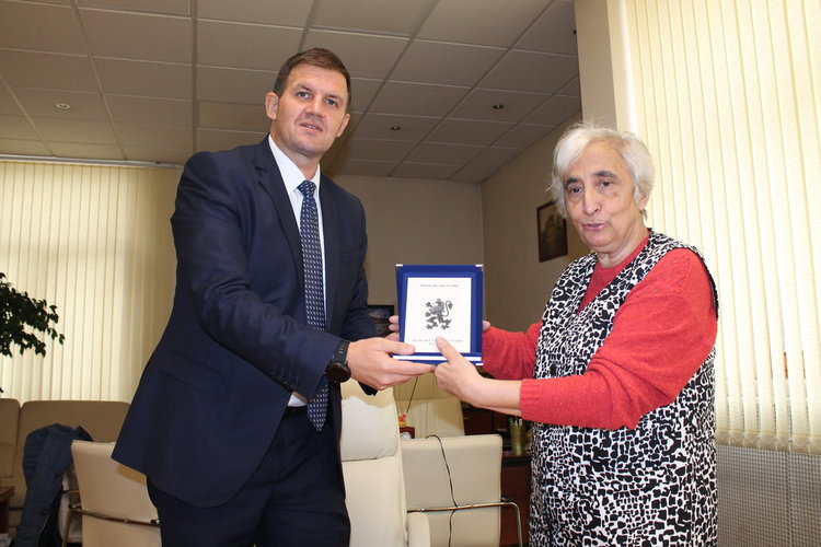 Хаджи Снежана Гарабед с почетния знак на областния управител