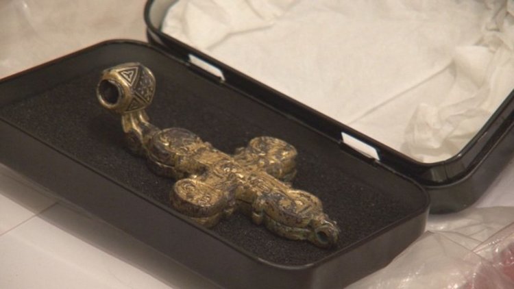 Уникална находка: Откриха златен кръст с частица от Христовото разпятие