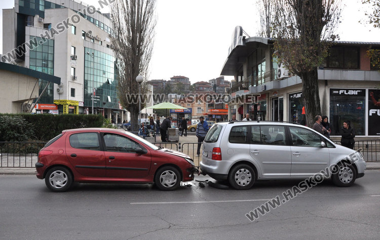 Млада шофьорка си разби Пежото в теглича на Фолксваген