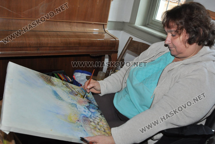 Показаха рисуване върху коприна и икони в галерия „Атанас Шаренков“