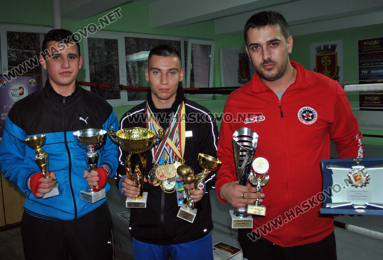 Боксьори от залата помагат на Емирджан да покаже всичките си отличия на ринга