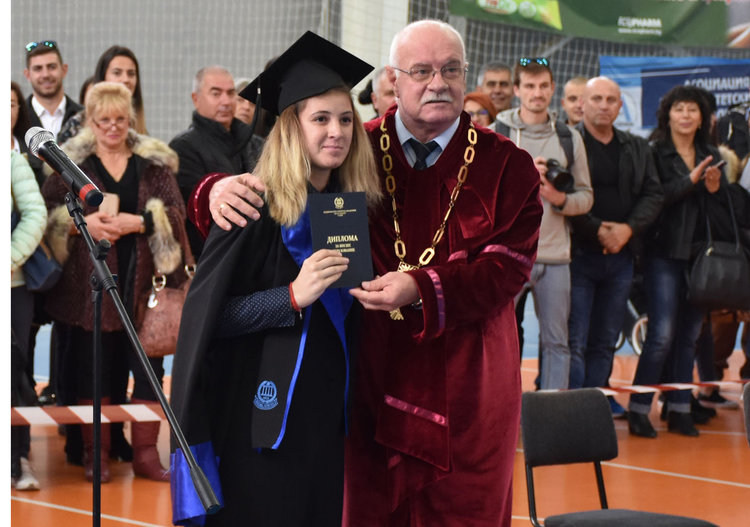 Хасковлийка отличничка на Учителския факултет в НСА