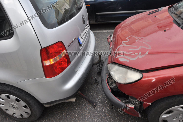 Млада шофьорка си разби Пежото в теглича на Фолксваген