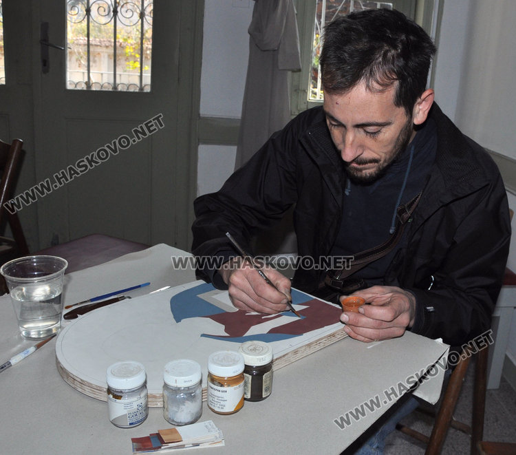 Показаха рисуване върху коприна и икони в галерия „Атанас Шаренков“