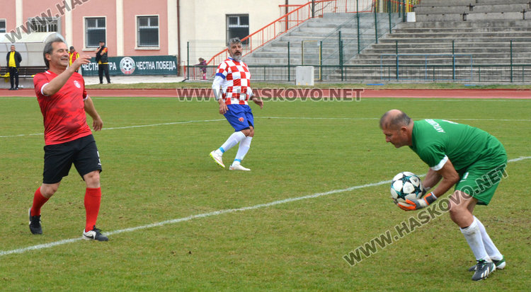 Ветераните на Хасково биха наборите от Анталия с дузпи