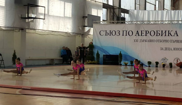 Финали на държавното по аеробика в Асеновград, зарадваха победителите при децата с плюшени играчки от базара за Ева