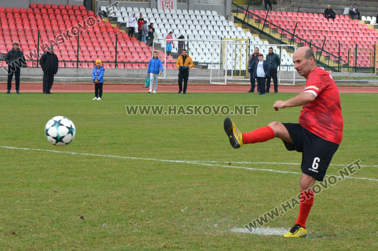 Ветераните на Хасково биха наборите от Анталия с дузпи