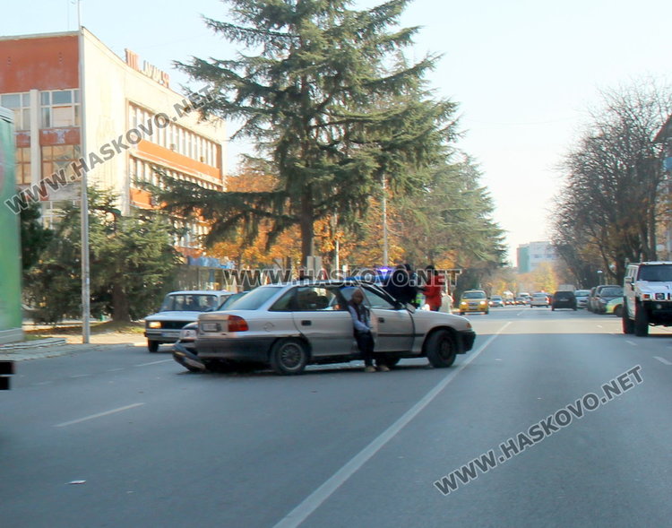 Опел и мерцедес се сблъскаха на бул. „Раковски“