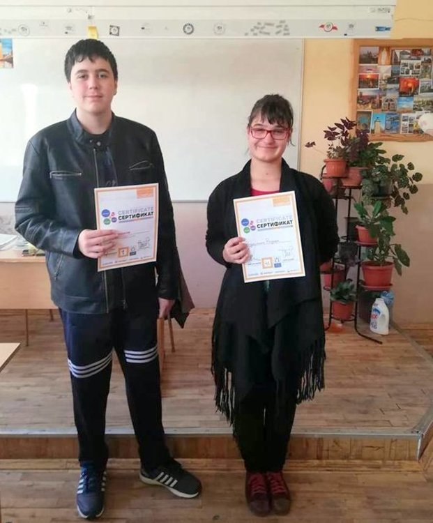 Осмокласниците Радостина Радева и Петър Теневски от СУ „Св. св. Кирил и Методий“ в Смолян взеха участие в четвъртото издание на Националното състезание по чужди езици, речеви и комуникативни умения “Аз мога – тук и сега”