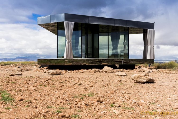 Стъклена къща в пустинята