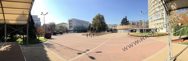 Ледената пързалка вече е на площад „България“