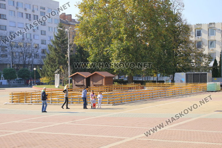 Ледената пързалка вече е на площад „България“