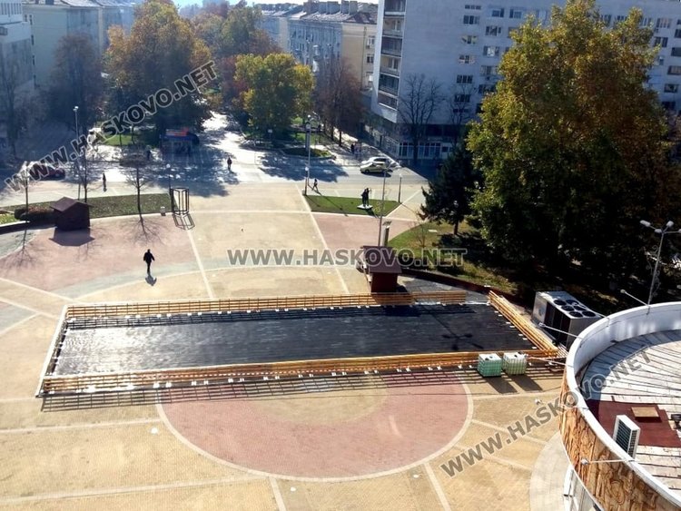 Ледената пързалка вече е на площад „България“