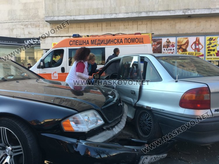 Опел и мерцедес се сблъскаха на бул. „Раковски“